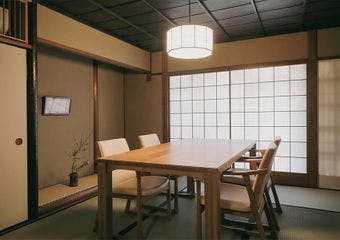 名店で腕を磨いた若き店主が手掛ける、四季折々の食材を活かした日本料理をご用意いたします。