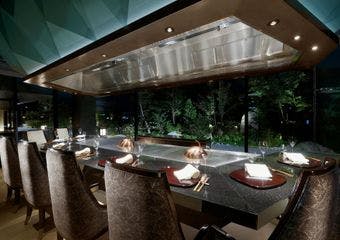 “うかい亭”のライブ鉄板が誘う至福の時