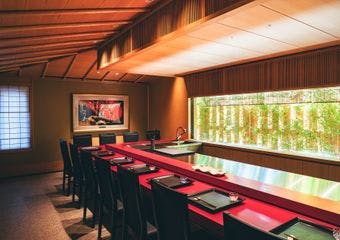 数寄屋造りの建物内で
芝の歴史と日本の文化・伝統芸能を愛でながら
寛ぎの時間をお過ごしください