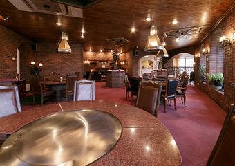 重厚な空間で神戸ビーフの極上体験を身近に感じるひとときをお過ごしください。