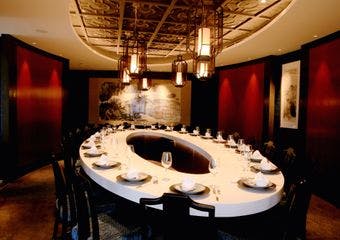 落ち着いた雰囲気の中での会食は6,7階個室レストラン。シチュエーションに合わせて会場をお選びいただけます。