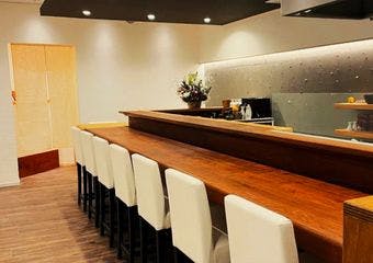 日本酒好きが集う、完全予約制の名店。　一期一会のおまかせコースと、心ゆくまで味わう日本酒ペアリング。〆には、香り立つ極上の手打ち蕎麦を。
