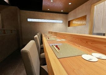 落ち着いた空間で鮨と酒肴を楽しむ新しいスタイル