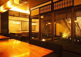 幻想的な和空間で味わう、二種の味噌もつ鍋と贅沢な逸品たち