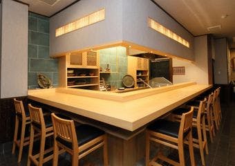 国産食材の旨味を引き出す職人技の天ぷらを、全国の日本酒と共に広電観音町で堪能