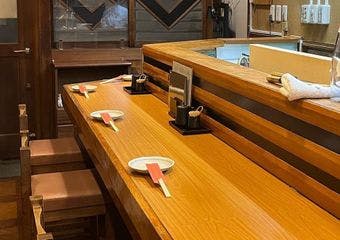 浅草の路地に佇む隠れた和食居酒屋。季節を映す炊き込みご飯やその時しか食べられない限定メニューに舌鼓。 大切な方との特別使いでも日常使いでも。