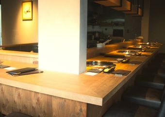 二子玉川駅徒歩3分の【隠れ家焼肉】。和とモダンが寄り添う店内で、最高ランクの山形牛と芝浦直送お肉をスタッフが一皿ずつ丁寧に焼き上げます。

