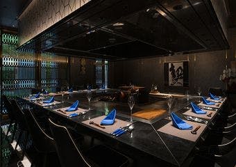 ラグジュアリーな店内ときめ細やかなおもてなしで、ライブ感溢れる極上の鉄板焼き体験を。　接待や会食、記念日利用やデートにも最適の上質空間。