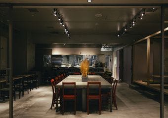 大人の夜を静かに楽しむ蕎麦屋で、上質な日本酒と共に和の贅沢を堪能するひととき