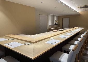 新潟の穏やかな空間で、全国の旬を味わう高級鮨の贅沢なひととき