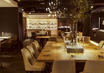 落ち着いた照明と洗練されたインテリアでシックな空間をご用意。
カジュアルながらも贅沢感のある御料理をお楽しみいただけます。