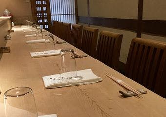 古き日本の風情が残る場所、京都・祇園で、店主がこだわりを持って仕入れる旬の食材を使用した至極の京料理をご堪能下さい。