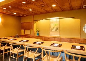北陸の旬食材を贅沢に使い、伝統と創意が融合した懐石料理を提供。牛ヒレパイ包みなど遊び心ある逸品も。特別なひとときを上質な空間で。