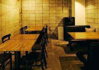 フランス郷土の味を隠れ家で堪能するひととき。伏見駅から徒歩5分の秘密の場所で、新感覚の一皿をぜひ体験して