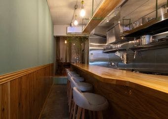 北欧の風を感じる八戸ノ里のワインバー、心地よい空間で手作り料理と自然派ワインを。