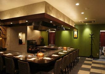 広島牛と地元食材の饗宴、鉄板焼の名店で特別なひとときを