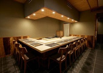 檜一枚板のカウンターと半個室の和モダン空間で、旬の江戸前鮨と摘み・店主厳選のお酒を。
記念日・接待会食・家族での大切な時間に。