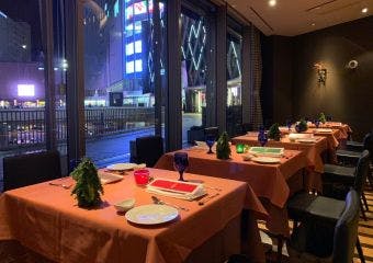 柔らかな日差しと共に楽しむランチ、キャンドルの灯りが揺れるディナーで上質なひとときを