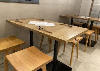 新富駅徒歩3分、炉端焼きと九州の恵みを心ゆくまで楽しむ広々空間