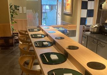 厳選された食材を使用した串揚げとすき焼きをお楽しみいただけます。落ち着いた雰囲気の店内は、接待や会食、記念日などの特別なシーンに最適です。