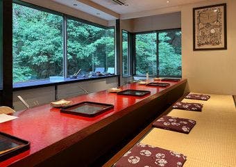 大阪の中でも紅葉の名所として名高い箕面の美しい渓流沿いに佇む天麩羅うえの。 輪島塗りのカウンターで旬の食材を揚げたてで味わえます。