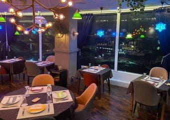 花と海賊が織りなす幻想的な空間で、柔らかなシュラスコと新鮮浜焼きの贅沢な時間を