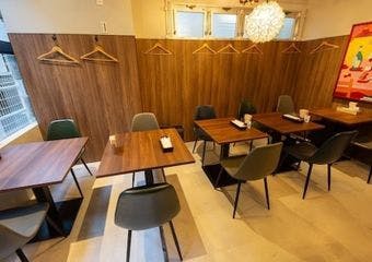 赤羽橋駅から3分の隠れ家で、ワンプレートランチとワインが楽しめる温かい空間