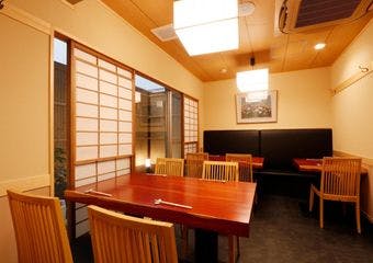 赤坂見附の隠れ家で、手打ち蕎麦と日本酒の贅沢なひとときを