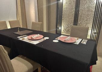 和と洋の技が織りなす創作料理を、落ち着いた個室空間で。地元食材と季節感が彩る特別な一皿を堪能。