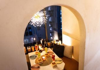 新宿駅近くの全席個室ビストロ
創作ビストロ＆おしゃれワインで楽しむ記念日や女子会にも最適な一軒