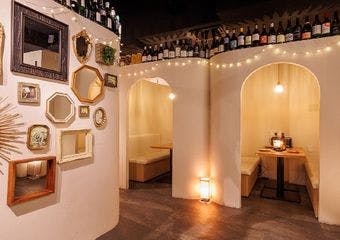 かまくら個室で楽しむ独創的な創作ビストロ、燃えるハンバーグをお見逃しなく