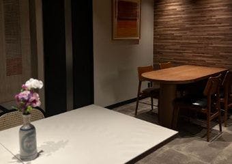 和モダンな日本酒ビストロ「yuito.」全国の厳選銘酒を初心者も楽しみやすいスタイルで提供し、料理とのペアリングもご提案。