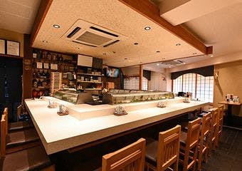 創業80年の伝統が紡ぐ旬の握りを、上質な和空間で心ゆくまで堪能