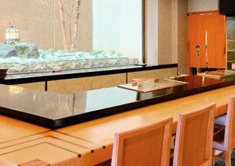 1933年創業、新潟の旬魚と職人技が織りなす美食の隠れ家です。落ち着いた和モダンな空間で、五感で味わう鮨をご堪能ください。