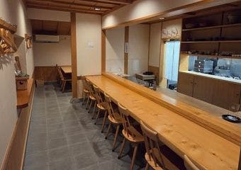 山形の旬を繊細な日本料理で味わう、完全予約制の隠れ家。特別なひとときを一皿に込めて。
