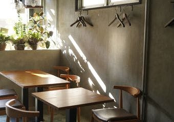 素材にこだわった日替わり料理と、ナチュラルワインやクラフトビールが楽しめるおしゃれな空間。