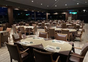 伝統の能舞台が織り成す和の空間で、極上の黒毛和牛ステーキを味わうひと時