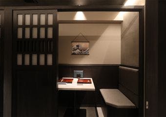 銀座の静けさに包まれた隠れ家で、職人技が織りなす五感を魅了する天ぷらの饗宴を堪能