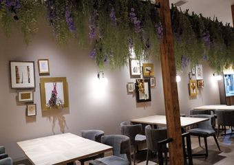 「モダンビストロノミー」をコンセプトに、日本の四季や発酵の知恵、無農薬の野菜など、身体に優しい素材を大切にしたお料理を楽しんでいただけます。