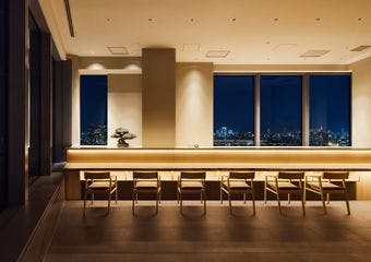 高輪ゲートウェイ駅直結、最上階29階から東京を一望する舞台のような空間。季節の食材で紡ぐ雅な日本料理を、家族や記念日にどうぞ。