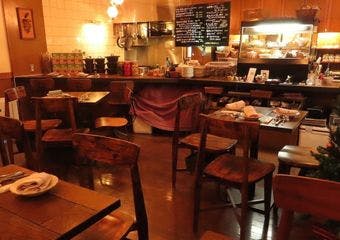 ヨーロッパの古民家を思わせる空間で、炭火焼き仔羊のクスクスに舌鼓を打つ