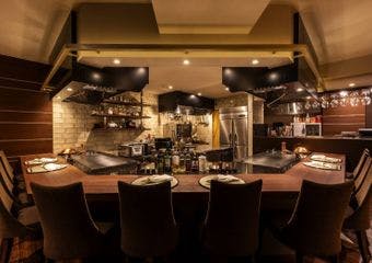 【1日2組限定】ライブキッチンで味わう、厳選食材と手作りにこだわった妥協のない鉄板フレンチ。記念日デートや接待・会食にふさわしい特別な夜を。