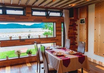 宮津湾の静かな波音に包まれて、四季折々の食材が奏でる豊かなひとときをお楽しみ下さい。
