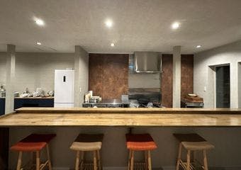 揚げたての串で心も体も軽やかにするひとときを木目の温もりに包まれて