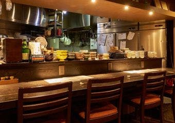 地元の新鮮食材と厳選日本酒を心ゆくまで楽しめる粋な空間で、昼飲みや二軒目利用にぜひ