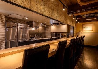 季節と旬を味わう逸品料理。海鮮・肉・ジビエなど手作りの美味を堪能。