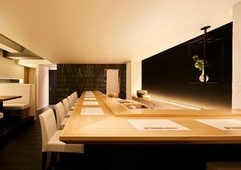 異色の経歴を持つ鮨職人が奏でる、旬の食材を活かした絶品鮨フルコース