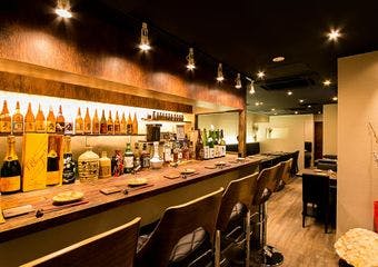 赤坂の隠れ家で、焼鳥と四十種以上の日本酒を心ゆくまで堪能するひとときを