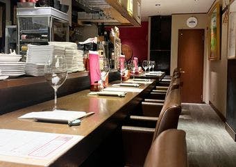 神楽坂駅すぐ。ワインと串焼きが調和する、カウンター中心の大人の隠れ家。