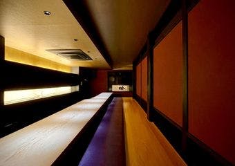 日本酒に特化した魚中心の料理店です。御席ごとに会席コースをご用意致します。日本酒を一品ごとにペアリングが可能です。